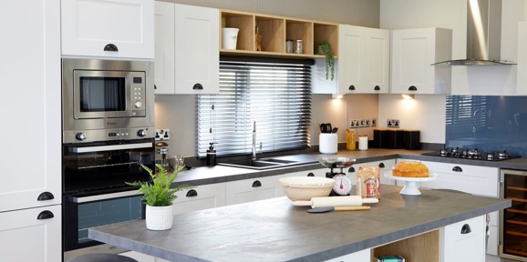 Sunseeker Sensation, breakfast bar in kitchen at Finlake