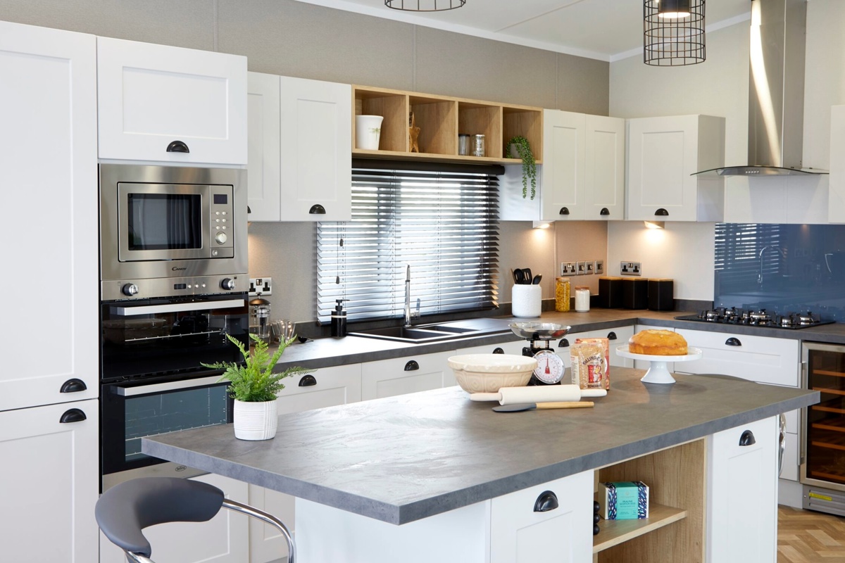 Sunseeker Sensation, breakfast bar in kitchen at Finlake