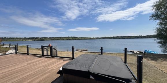 Delamere, Prestige Samphire, hot tub