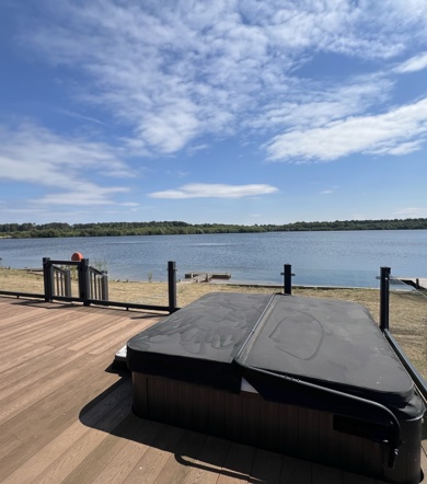 Delamere, Prestige Samphire, hot tub