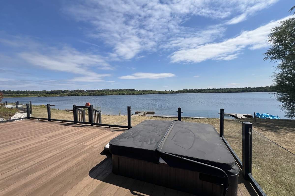 Delamere, Prestige Samphire, hot tub