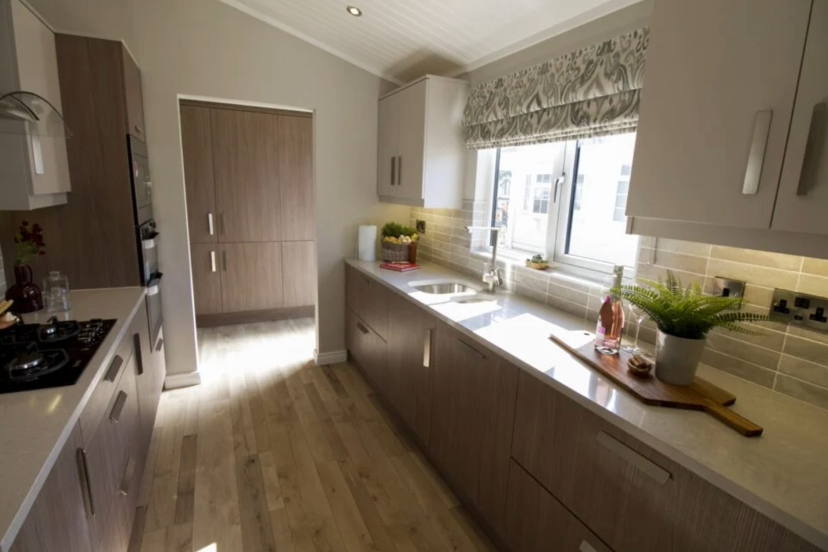 Oakgrove Clarendon, kitchen at Finlake