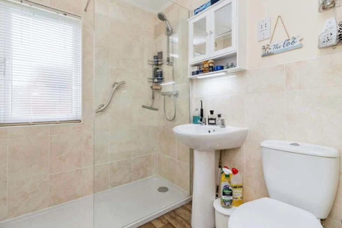 Tingdene Special, bathroom at Devon Hills