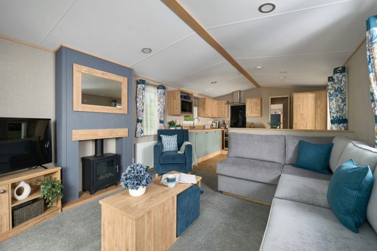 ABI Wimbledon FW12, Lounge at Finlake