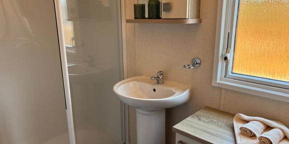 Dartmoor, Carnaby Oakdale, Bathroom