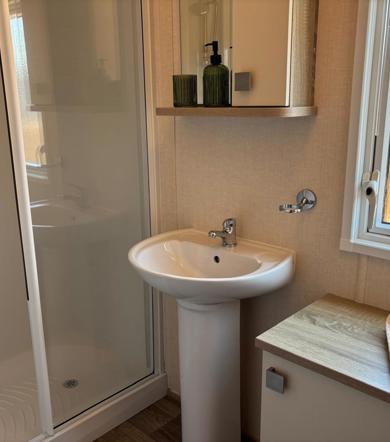 Dartmoor, Carnaby Oakdale, Bathroom