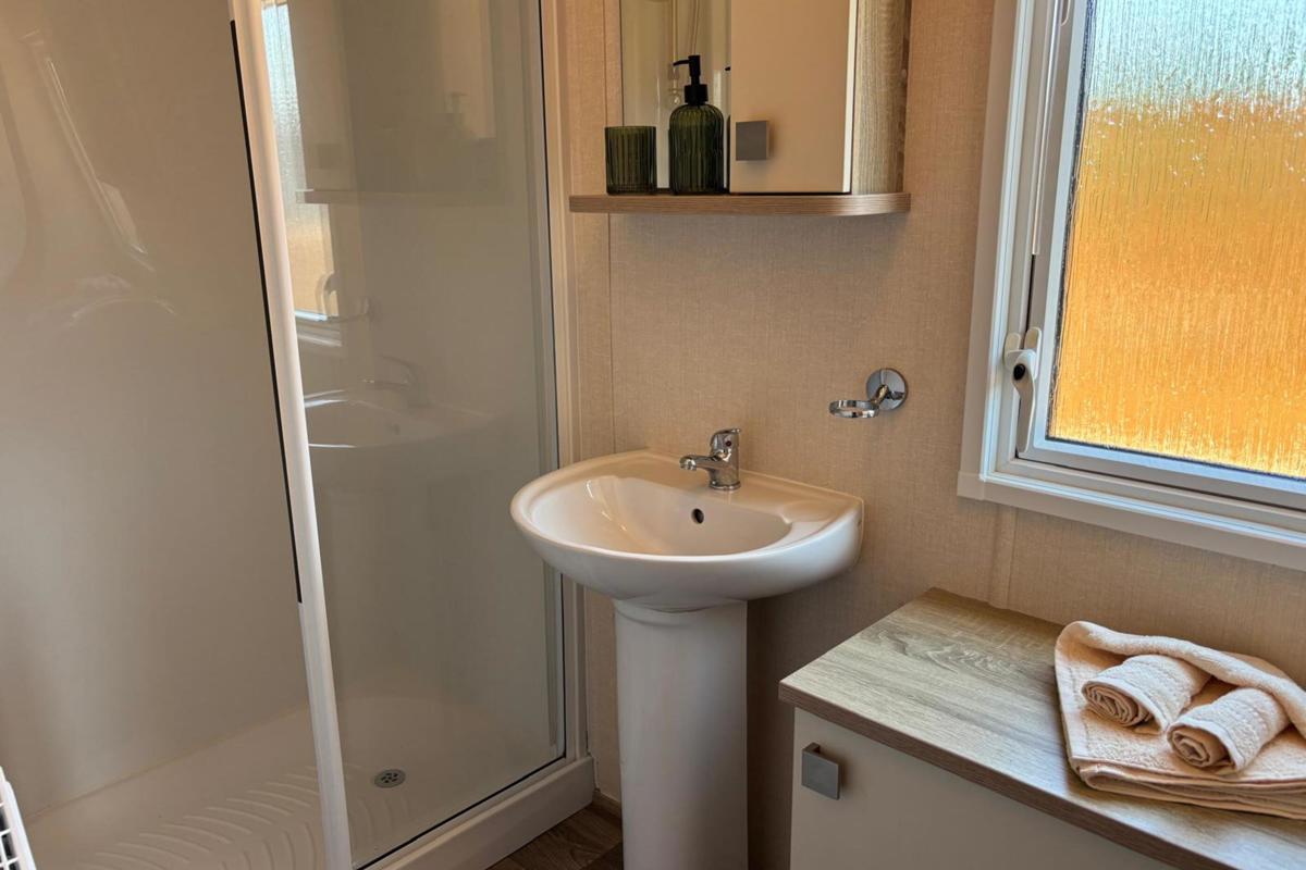 Dartmoor, Carnaby Oakdale, Bathroom