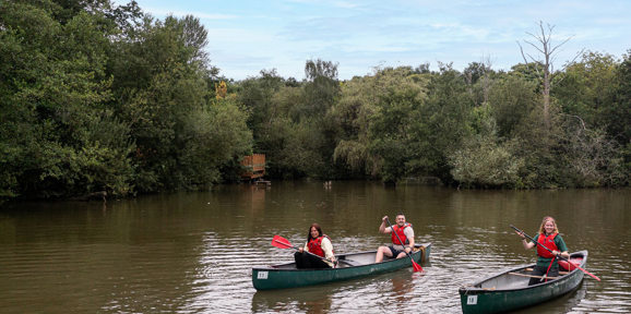 Brokerswood People Active On The Lake