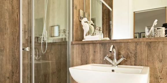 Prestige Dovecote, shower and sink at Brokerswood