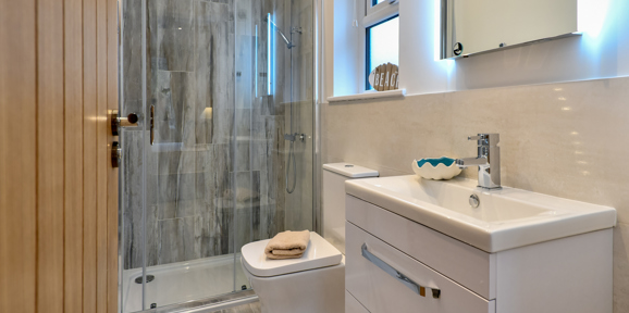 Oakgrove Shearwater, shower room at TYF