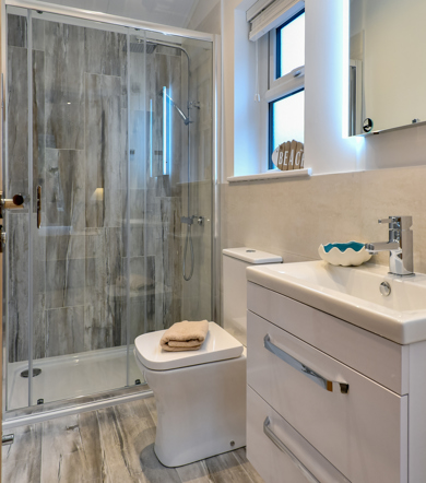 Oakgrove Shearwater, shower room 
