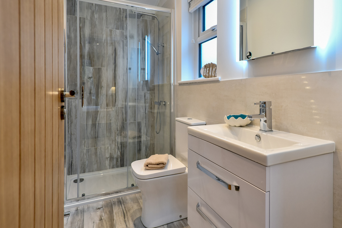 Oakgrove Shearwater, shower room at TYF