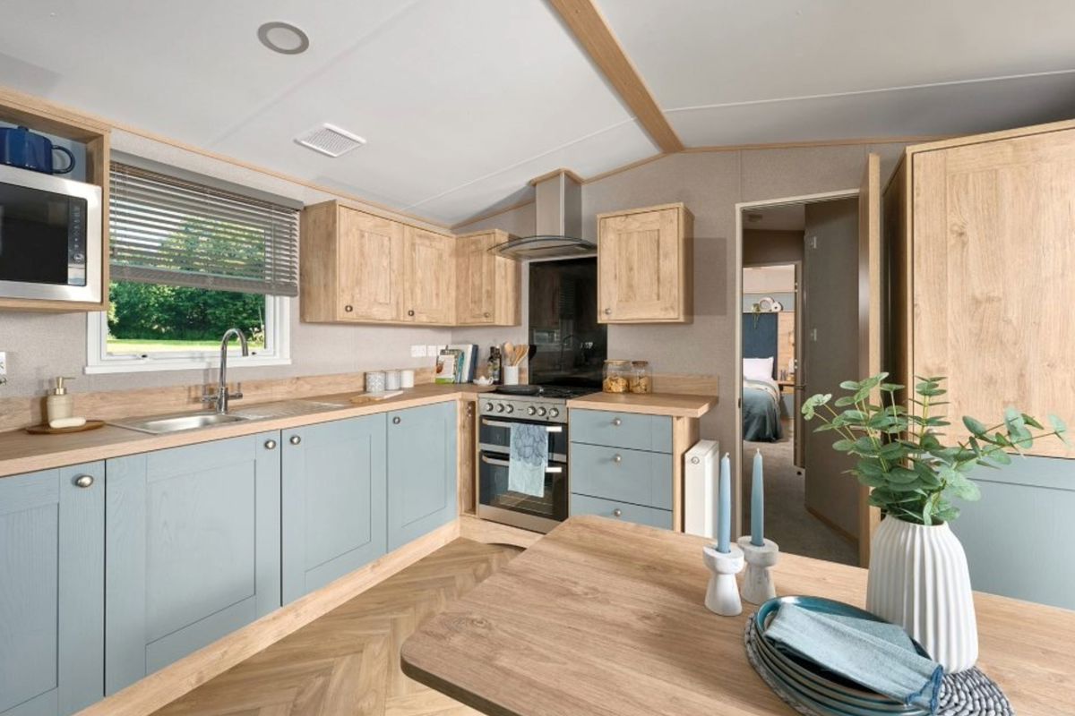 ABI Wimbledon FW12, Kitchen at Finlake
