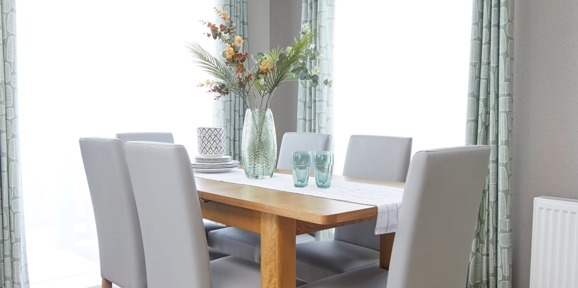 Sunseeker Sensation, dining table at Finlake