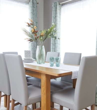 Sunseeker Sensation, dining table at Finlake