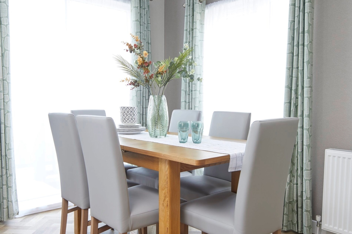 Sunseeker Sensation, dining table at Finlake