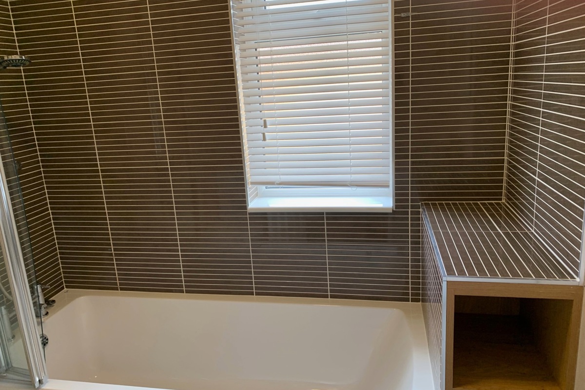  Omar Westfield, bathtub at Finlake