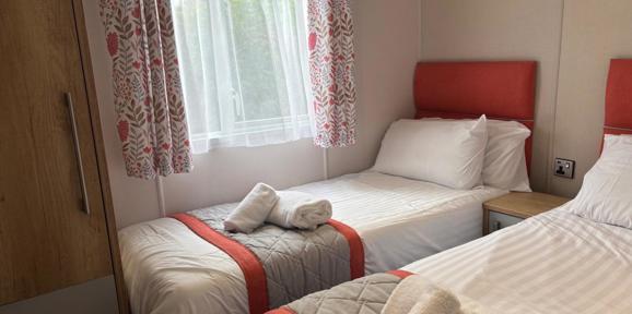 Carnaby Glenmoor Lodge, twin bedroom at Dartmoor View