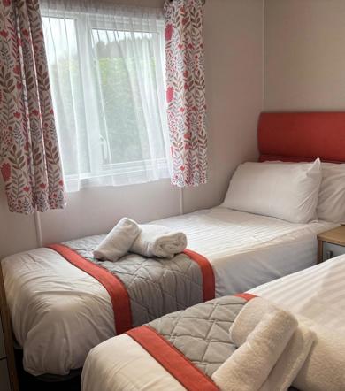 Carnaby Glenmoor Lodge, twin bedroom at Dartmoor View
