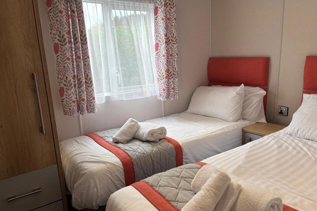 Carnaby Glenmoor Lodge, twin bedroom at Dartmoor View