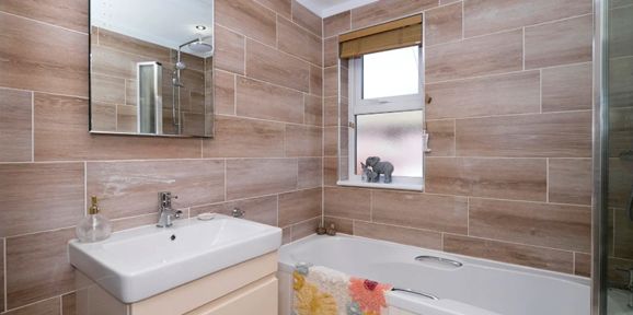 Wessex Classic, bathroom at Delamere