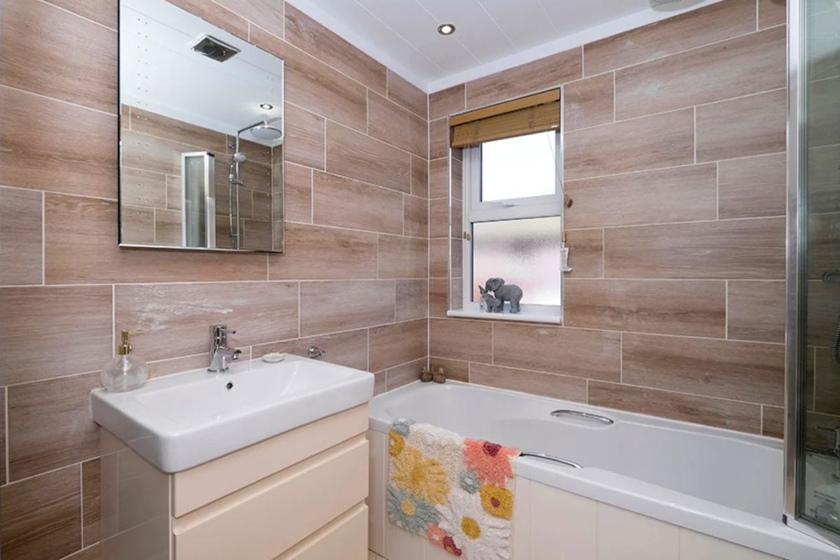 Wessex Classic, bathroom at Delamere