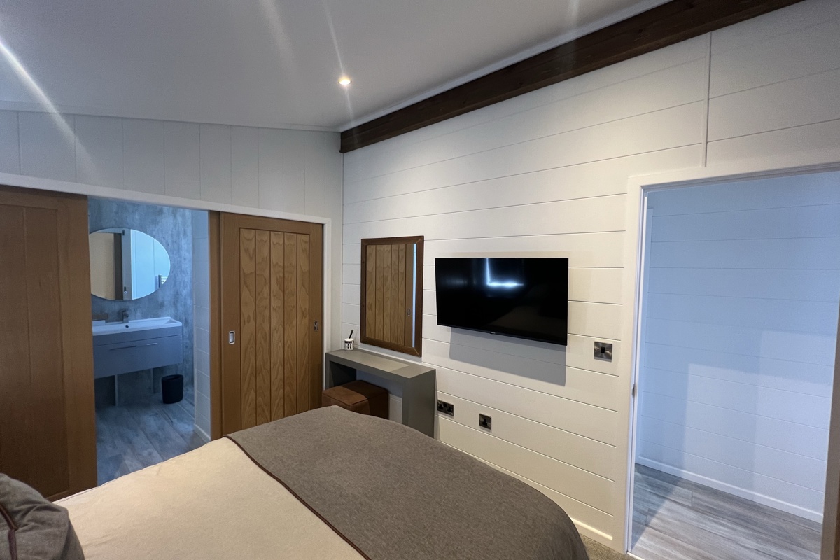Delamere, Prestige Samphire, master into ensuite