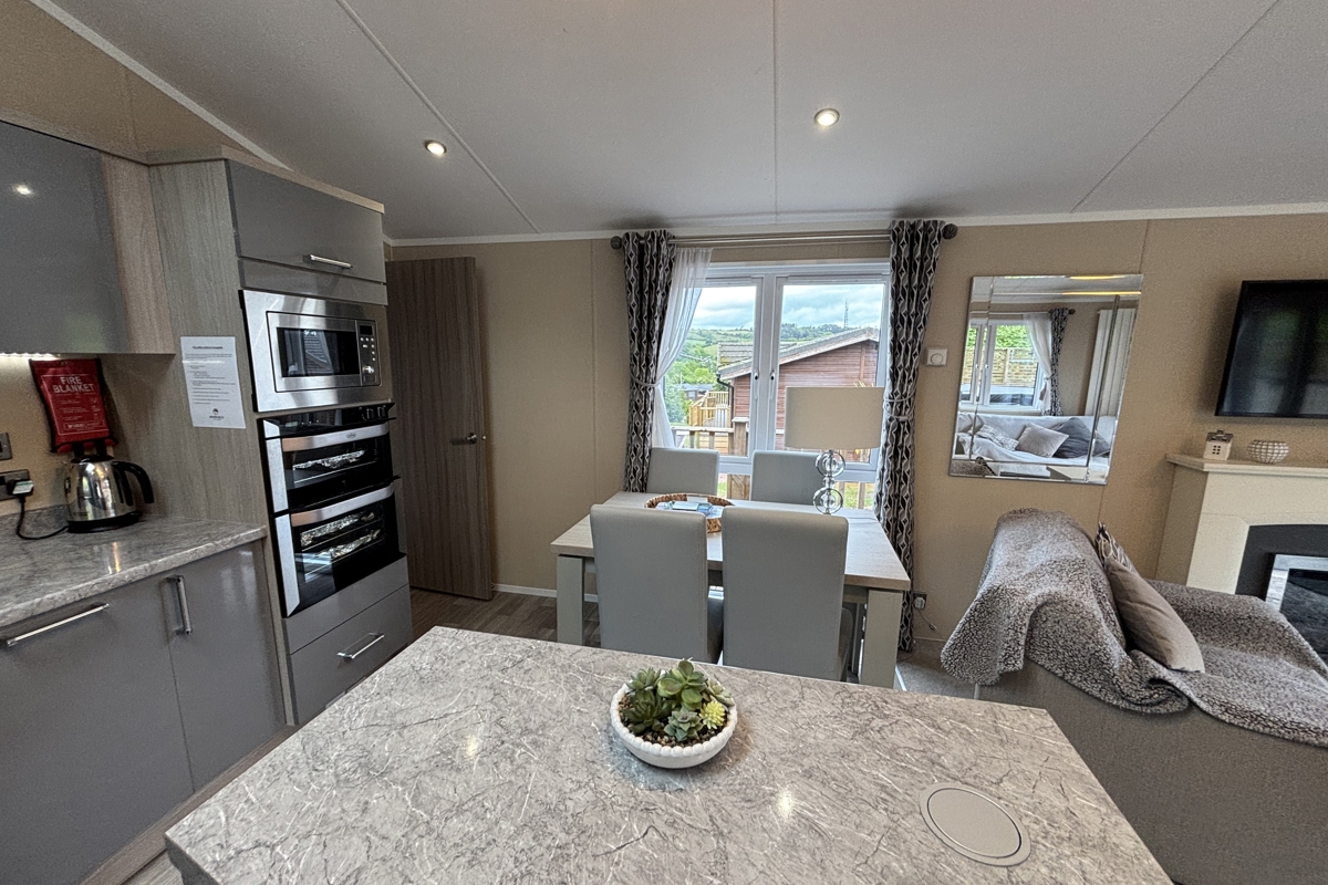 Devon Hills, Regal Hamilton, dining area