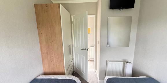 Finlake, Omar Southwold, twin bedroom
