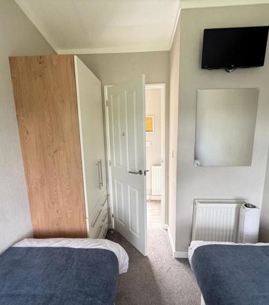 Finlake, Omar Southwold, twin bedroom