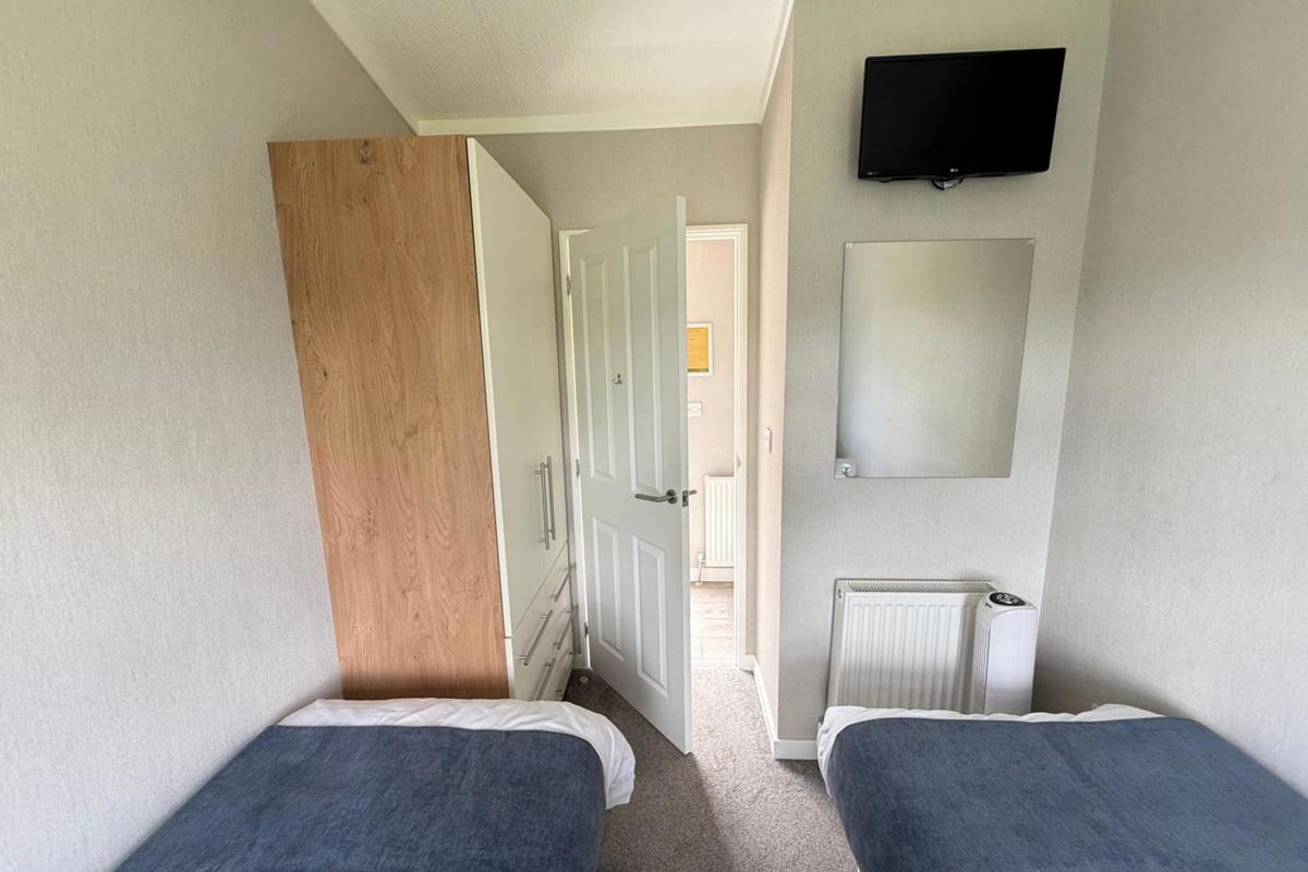 Finlake, Omar Southwold, twin bedroom