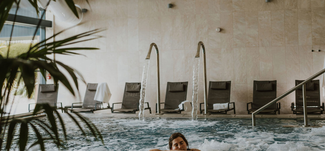 The Warren Lady Leanging Over Spa Pool Edge