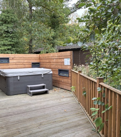 Wessex Contemporary, decking area with hot tub at Brokerswood