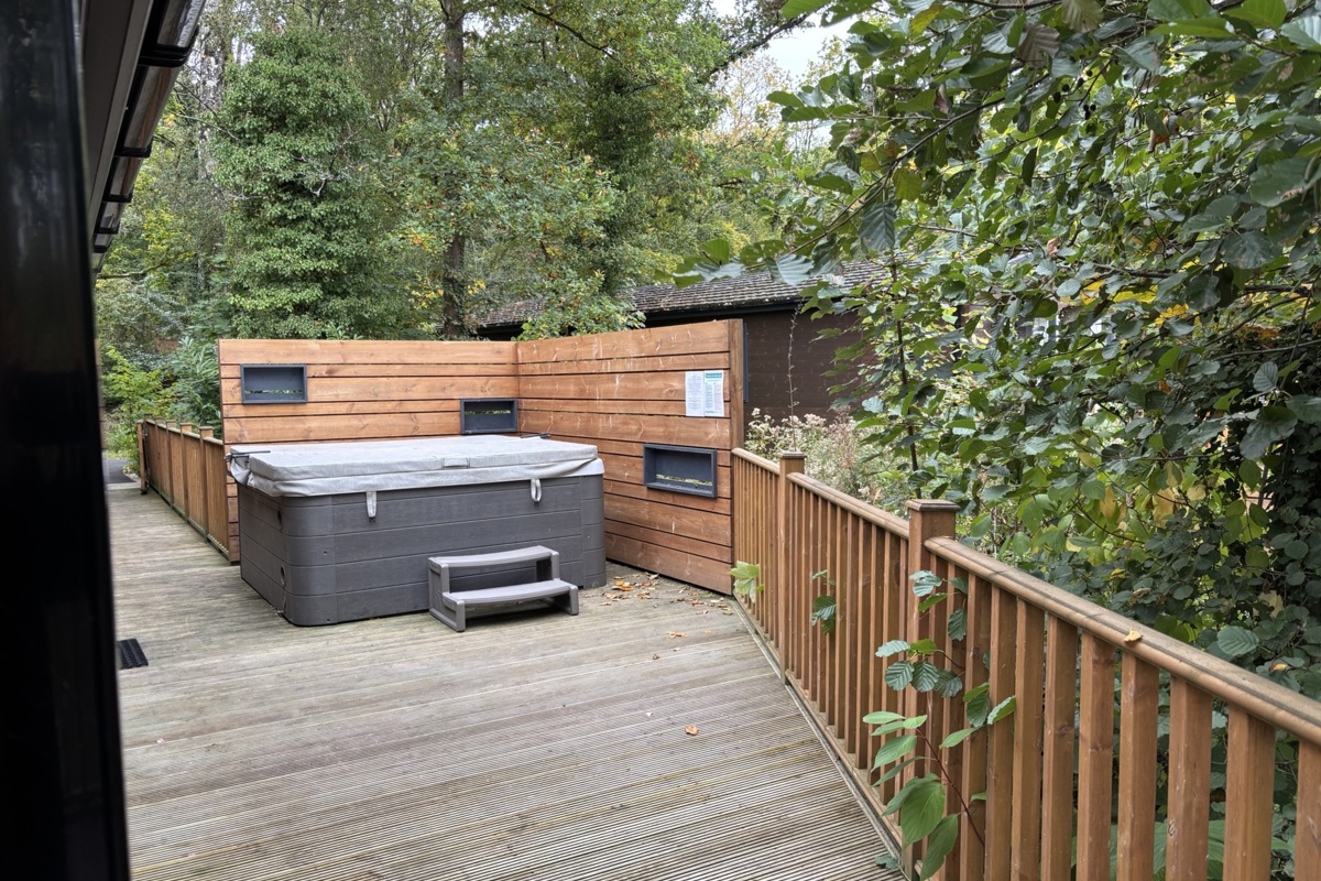 Wessex Contemporary, decking area with hot tub at Brokerswood