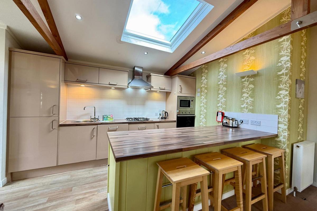 Wessex Summerhouse, breakfast bar at Finlake