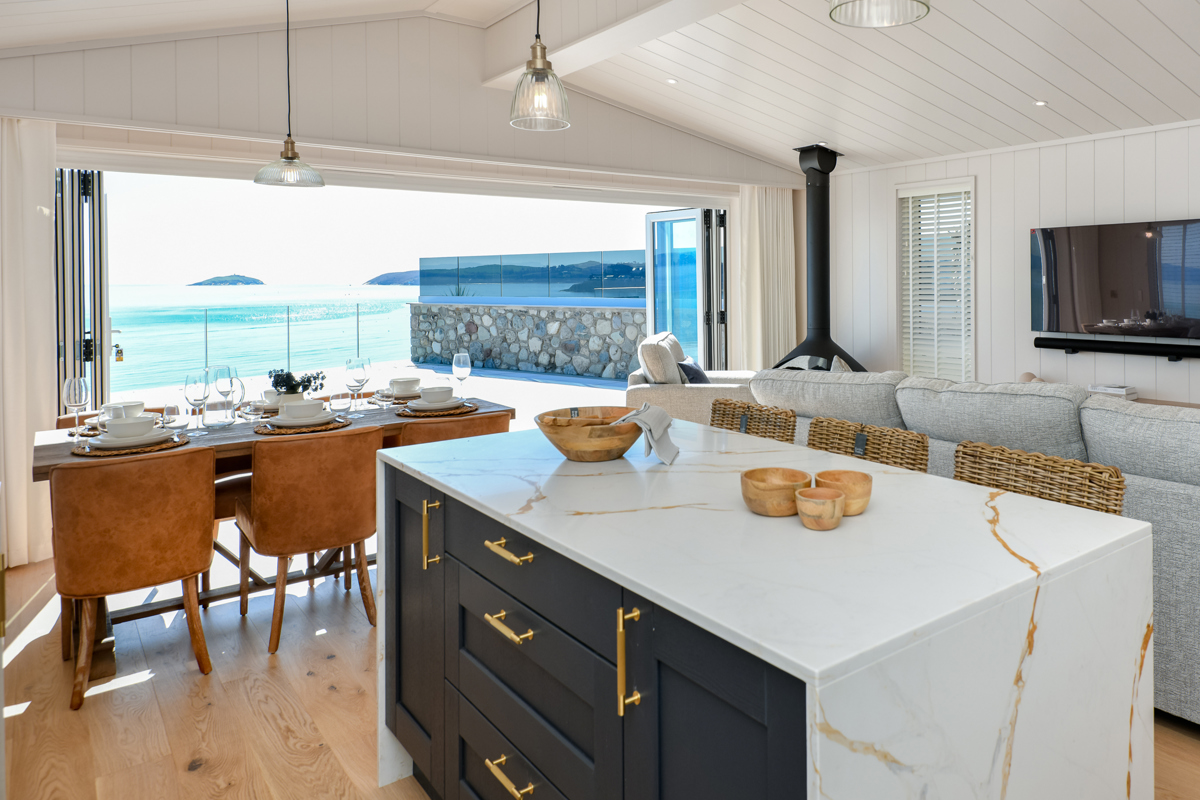 Retreat Coastal, breakfast bar with view at The Warren