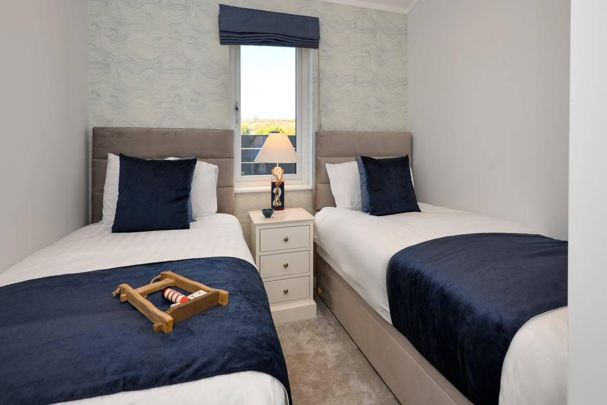 Oakgrove Osprey, twin bedroom deep blue at The Warren