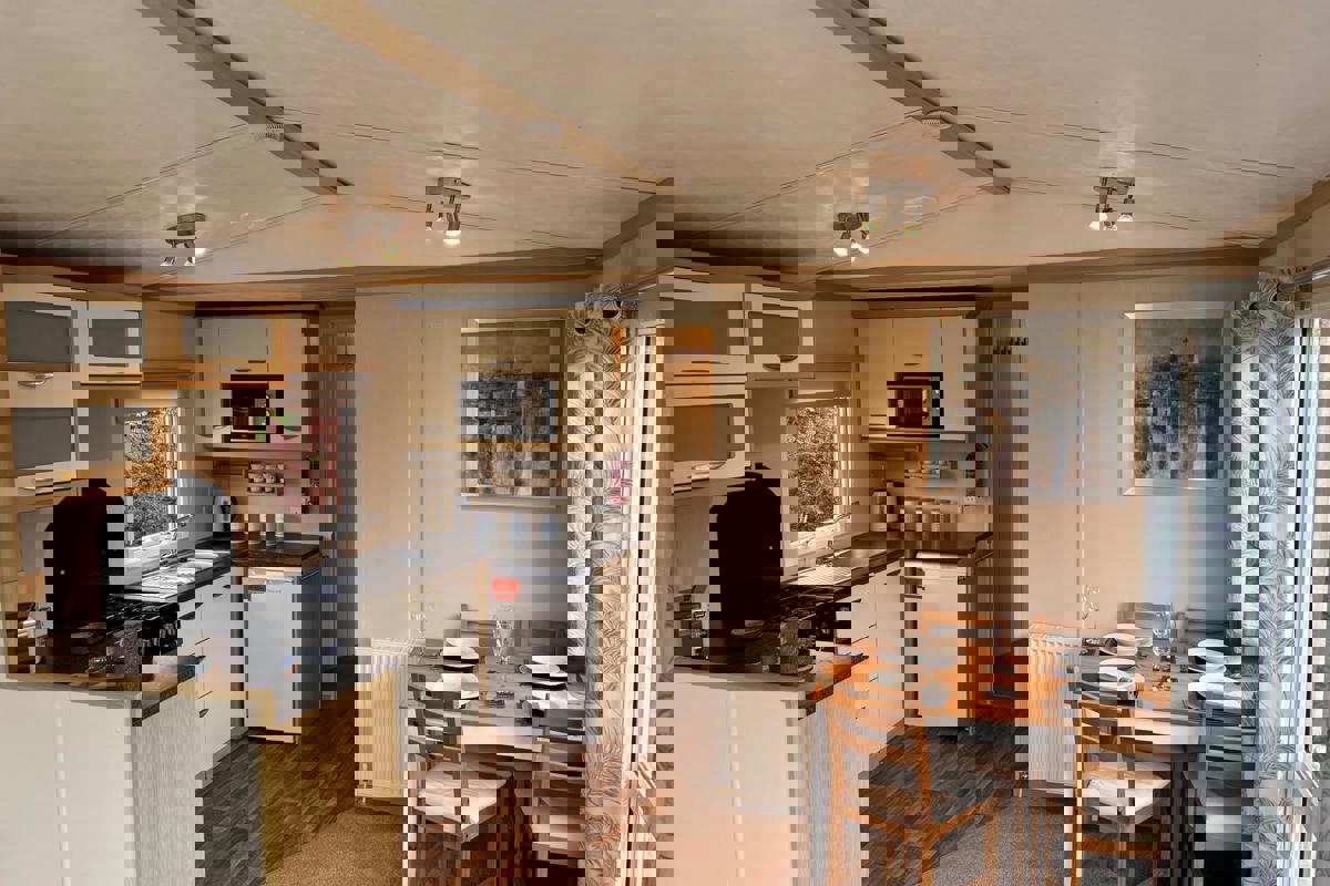 Carnaby Casablanca, kitchen and dining area at Dartmoor View