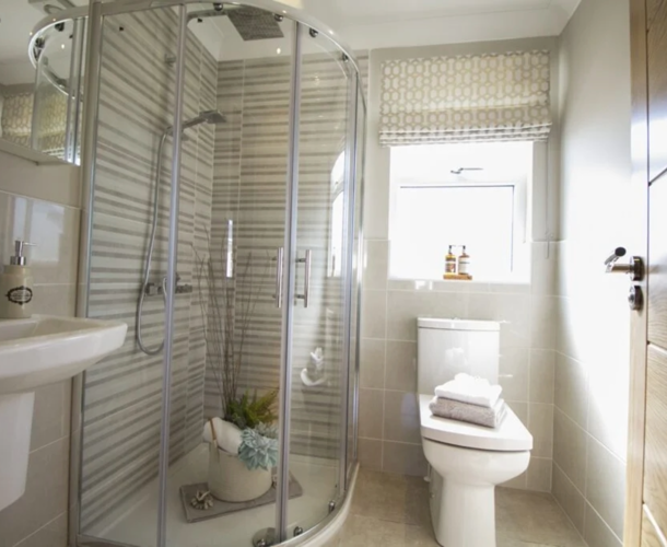 Oakgrove Clarendon, bathroom with shower at Finlake