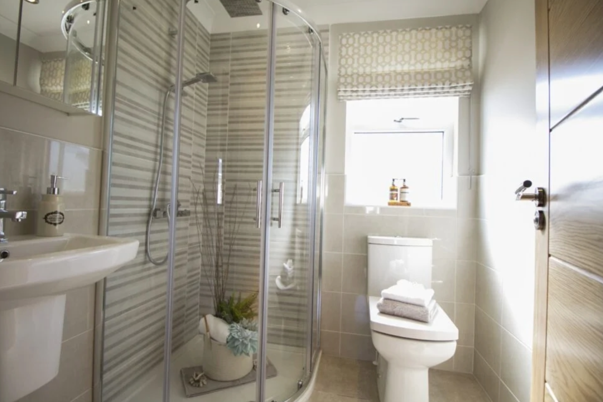 Oakgrove Clarendon, bathroom with shower at Finlake