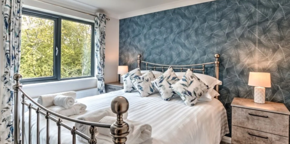 Oakgrove Elm, master bedroom at Finlake