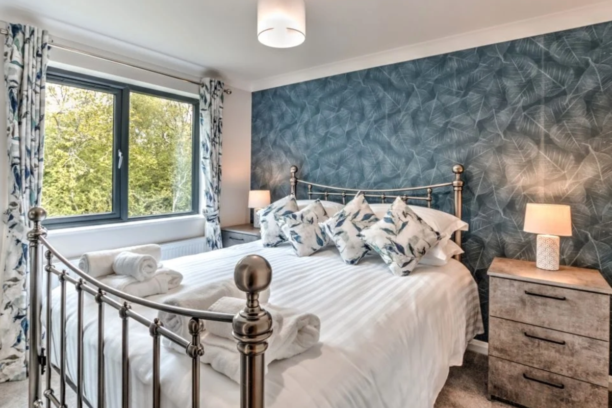 Oakgrove Elm, master bedroom at Finlake