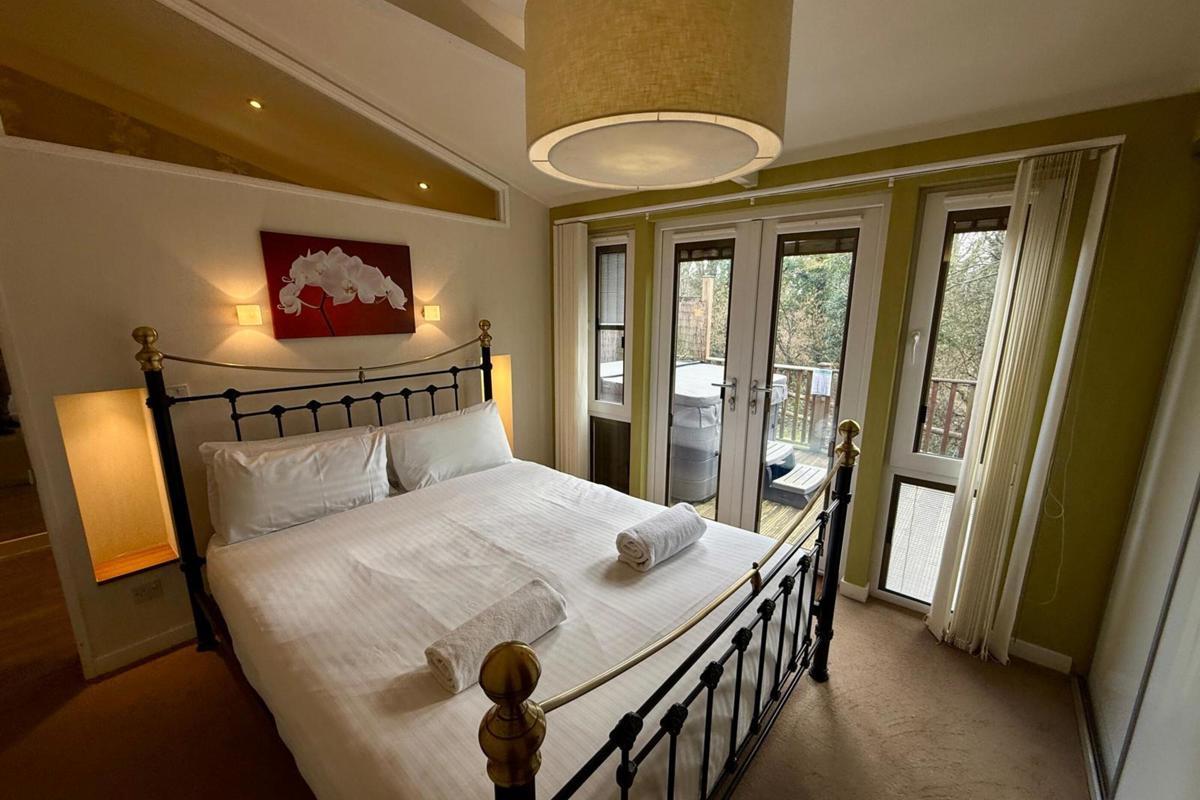 Wessex Summerhouse, master bedroom with light at Finlake