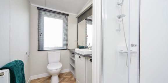 Sunseeker Sensation, shower room at Finlake