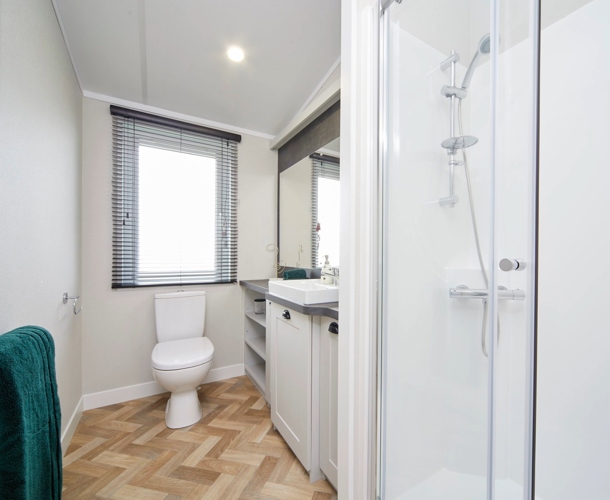 Sunseeker Sensation, shower room at Finlake
