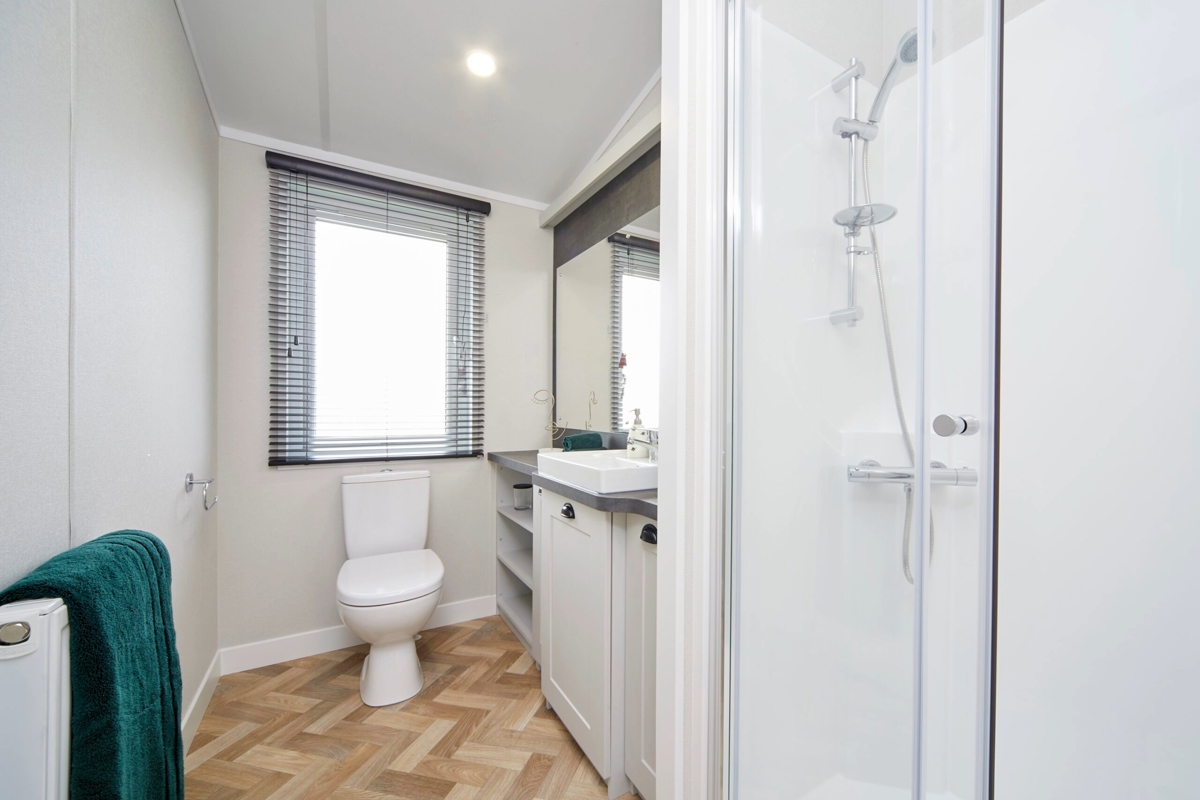 Sunseeker Sensation, shower room at Finlake
