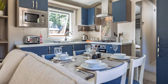 Regal Retreat, dining table at Finlake