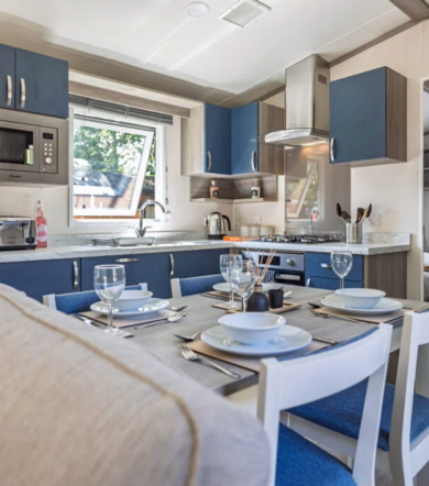 Regal Retreat, dining table at Finlake