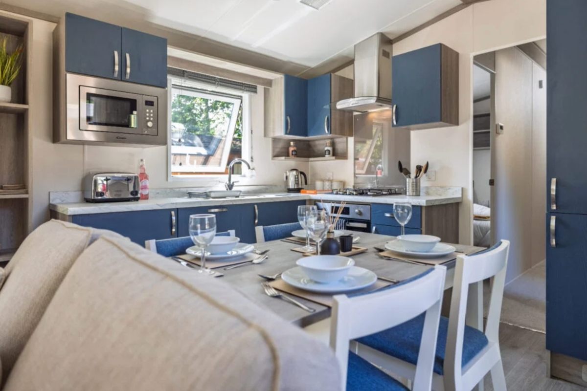 Regal Retreat, dining table at Finlake