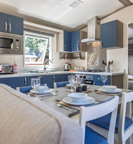 Regal Retreat, dining table at Finlake